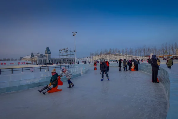 Harbin, China - 9 de febrero de 2017: Harbin International Ice and Snow Sculpture Festival es un festival anual de invierno que tiene lugar en Harbin. Es el festival de hielo y nieve más grande del mundo . — Foto de Stock