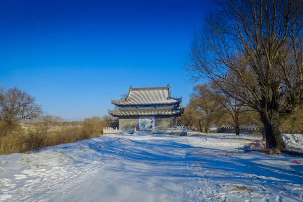 哈尔滨，中国-2017 年 2 月 9 日： 经典佛教寺院在冬季位于太阳岛公园. — 图库照片