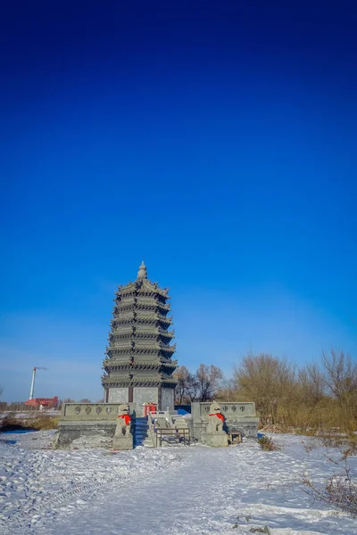 Harbin, Chiny - 9 lutego 2017: Classic buddyjskiej świątyni w zimie w Sun Island Park. — Zdjęcie stockowe