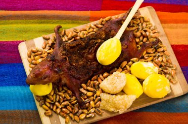 Geleneksel Ekvador yemek, ızgara eskiden şiling şimdi domuz ahşap tahta, tostados, pastırma cilt ve limon tarafında, yukarıda da görüleceği üzerine yayılmış