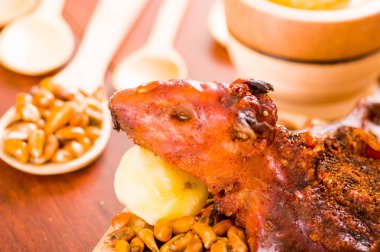 Closeup geleneksel Ekvador yemek, ızgara eskiden şiling şimdi domuz ahşap tahta, tostados ve salsa tarafında, yukarıda da görüleceği üzerine yayılmış