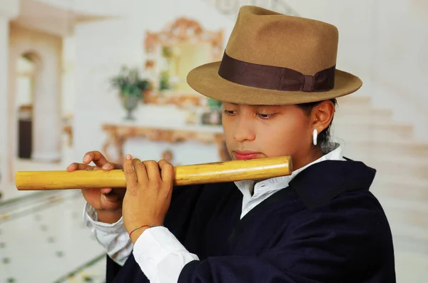 Jovem de Otavalo, Equador, tocando a flauta quena — Fotografia de Stock