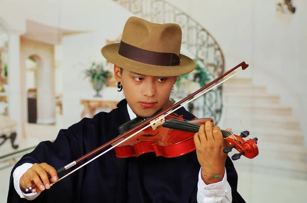 Indigenous young man from Otavalo, Ecuador, playing the violin — Stock Photo, Image