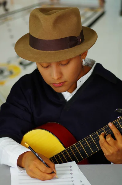 Inheemse jonge man schrijven van notities naar muziek met gitaar, concept van samenstelling — Stockfoto