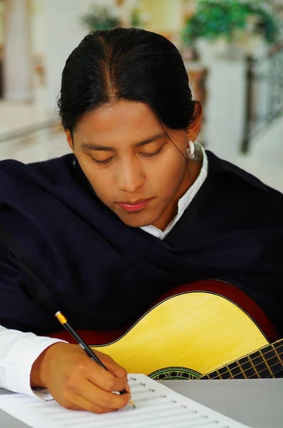 Jovem indígena escrevendo notas à música com guitarra, conceito de composição — Fotografia de Stock