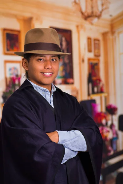 Крупним планом портрет юнак корінні носити традиційний одяг від нагір'я в Еквадорі — стокове фото