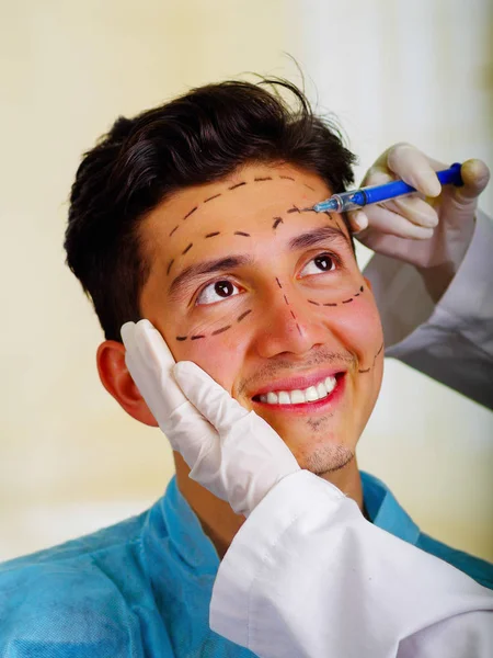 Zbliżenie uśmiechający się przystojnego młodego człowieka, otrzymujących dotacje zabieg kosmetyczny na twarz, ręka lekarzy z rękawicą trzymając strzykawkę — Zdjęcie stockowe