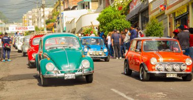 Quito, Ekvator - 06 Mayıs 2017: Bir geçit töreni arabalar Quito şehrin sokaklarında içinde ahşap araba yarış başlamadan önce bir grup