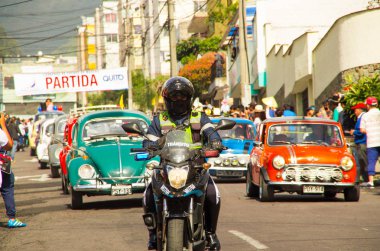 Quito, Ekvator - 06 Mayıs 2017: kentsel bir yol içinde Quito şehir sokaklarında bir motosiklet yarış bir kimliği belirsiz adam