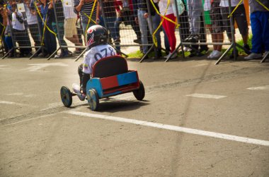 Quito, Ekvator - 06 Mayıs 2017: ahşap bir araba Şehir Quito, sokaklarında yarış kimliği belirsiz bir erkek arkadan görünüm