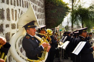 Quito, Ekvator - 06 Mayıs 2017: Bir tanımlanamayan bir grup insan bir sokakta gerçekleştirme