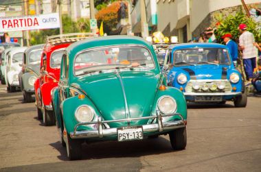 Quito, Ekvator - 06 Mayıs 2017: Bir geçit töreni arabalar Quito şehrin sokaklarında içinde ahşap araba yarış başlamadan önce bir grup