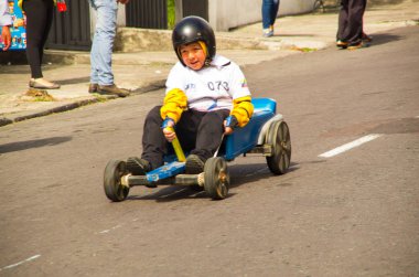 Quito, Ekvator - 06 Mayıs 2017: kimliği belirsiz bir çocuğun tahta mavi bir araba Quito şehir sokaklarında yarış kapat