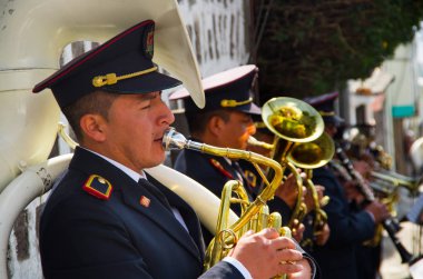Quito, Ekvator - 06 Mayıs 2017: kimliği belirsiz bir grup insan bir sokakta gerçekleştirme kapat