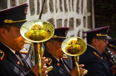 Quito, Ekvator - 06 Mayıs 2017: kimliği belirsiz bir grup insan bir sokakta gerçekleştirme kapat