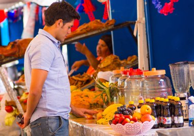 İzlerken serinletici çeşitli meyve salatası, and food yakışıklı genç