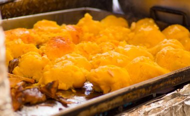 Bir patates tortilla, Ekvador geleneksel tipik and yemek hazırlamak için mutfak eldiven giymiş ve ezilmiş patates, toplu taşıma kadın