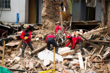 Quito, Ekvator - 09 Aralık 2016: Bir Tanımlanamayan grup firemans, hasar ve sonra yangın Inferno binada yıkım