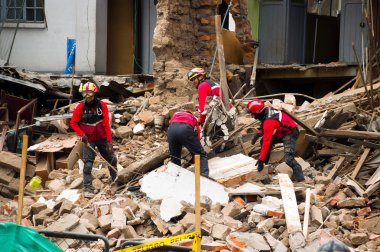 Quito, Ekvator - 09 Aralık 2016: Bir Tanımlanamayan grup firemans, hasar ve sonra yangın Inferno binada yıkım