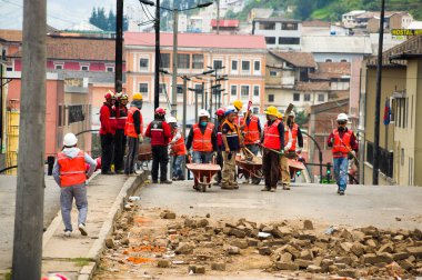 Quito, Ekvator - 09 Aralık 2016: Hasar alan ve imha yangın Inferno binalarda sonra temiz bir inşaat malzeme ile firemans bir Tanımlanamayan grubu