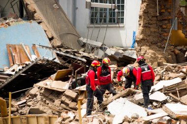 Quito, Ekvator - 09 Aralık 2016: Bir Tanımlanamayan grup firemans, hasar ve sonra yangın Inferno binada yıkım