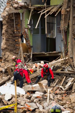 Quito, Ekvator - 09 Aralık 2016: Bir Tanımlanamayan grup firemans, hasar ve sonra yangın Inferno binada yıkım