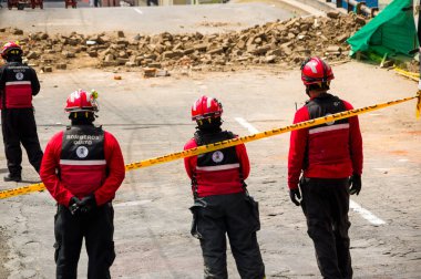 Quito, Ekvator - 09 Aralık 2016: Mutlu itfaiye ekibi sokaklarda ekipman ile bir Tanımlanamayan grubu