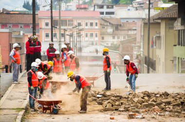 Quito, Ekvator - 09 Aralık 2016: Hasar alan ve yıkım yangından Inferno binalarda sonra temizlik inşaat malzeme ile firemans bir Tanımlanamayan grubu