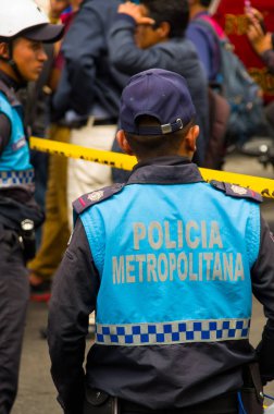 Quito, Ekvator - 09 Aralık 2016: Bir Tanımlanamayan polis memuru görev Quito City