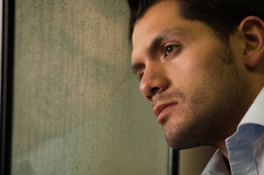 Üzgün yansıtılmış genç adam depresed, gri arka plan olduğunu