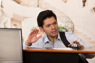 Recepcionist çan dokunmadan sinirli ve yorgun Konuk