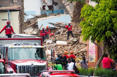 Quito, Ekvator - 09 Aralık 2016: Grup kimliği belirsiz bir kişi ile hasarlı bölgede otopark bir itfaiye araçları