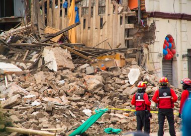 Quito, Ekvator - 09 Aralık 2016: Bir Tanımlanamayan grup firemans, hasar ve sonra yangın Inferno binada yıkım