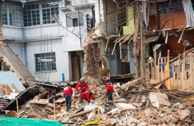 Quito, Ekvator - 09 Aralık 2016: Firemans hasar alan ve yıkım, yangından Inferno binalarda sonra enkaz Temizleme, kimliği belirsiz bir gurup