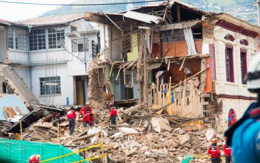 Quito, Ekvator - 09 Aralık 2016: Firemans hasar alan ve yıkım, yangından Inferno binalarda sonra enkaz Temizleme, kimliği belirsiz bir gurup