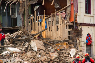 Quito, Ekvator - 09 Aralık 2016: Quito şehirde bina tamamen harap bir tuğla bir Tanımlanamayan firemans