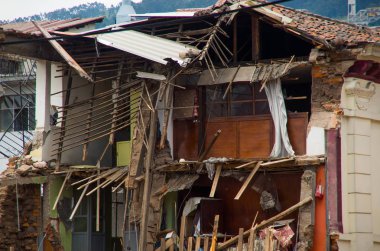 Quito şehirde bina tamamen harap tuğla