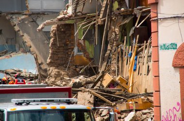 Quito, Ekvator - 09 Aralık 2016: Quito şehirde bina tamamen harap bir tuğla bir Tanımlanamayan firemans