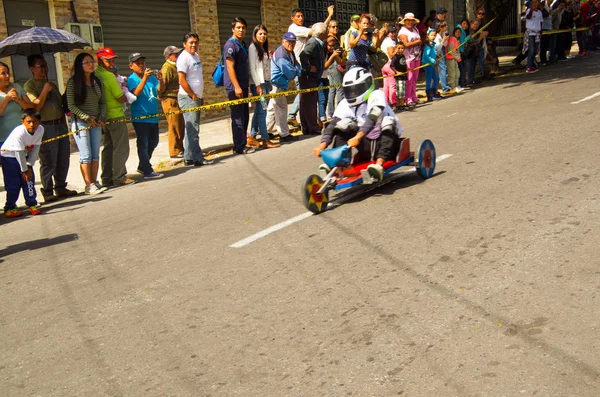 キト, エクアドル - 2017 年 5 月 6 日: 正体不明 boy の首都キトの街の中の都市計画道路で木製の車のレース — ストック写真