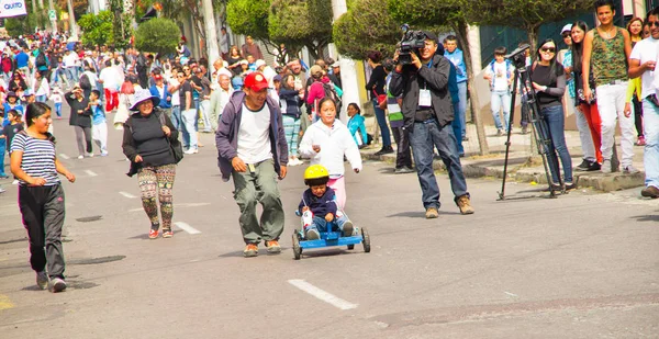 Quito, Ekwador - 06 maja 2017: Niezidentyfikowany mały chłopiec drewniany samochodu wyścigowego w drogą miejską wewnątrz na ulicach miasta Quito — Zdjęcie stockowe