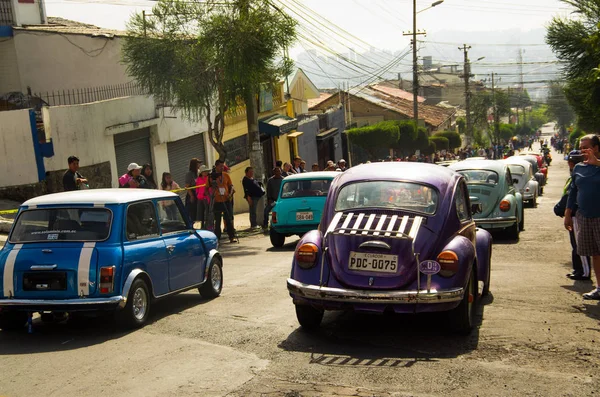 Quito, Équateur - 06 mai 2017 : Un défilé d'un groupe de voitures avant de commencer la course de voitures en bois à l'intérieur des rues de la ville de Quito — Photo