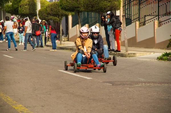 Κίτο, Εκουαδόρ - 06 Μαΐου 2017: Ένα αγνώστων ζευγάρι αγωνιστικά σε ένα ξύλινο αυτοκίνητο σε αστικές οδικές — Φωτογραφία Αρχείου