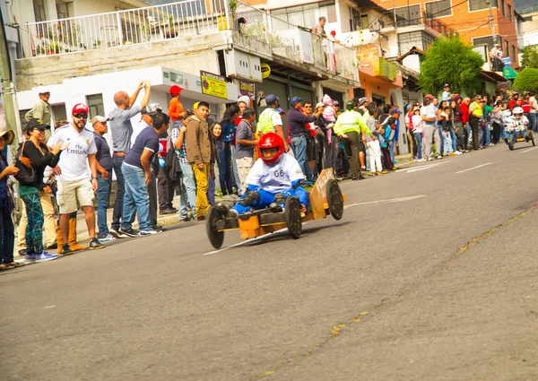 Quito, Ekwador - 06 maja 2017: Niezidentyfikowany chłopiec drewniany samochodu wyścigowego na ulicach miasta Quito — Zdjęcie stockowe