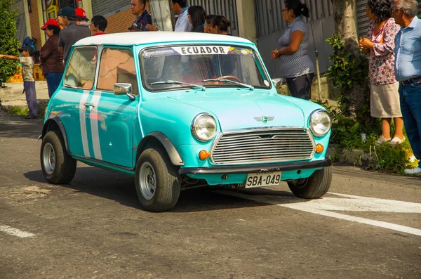 Quito, Équateur - 06 mai 2017 : Un peuple non identifié et une voiture magenta dans la rue avant de commencer la course de voitures en bois à l'intérieur des rues de la ville de Quito — Photo