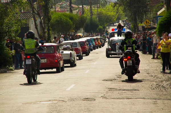 Quito, Ecuador - 06 de mayo de 2017: Un desfile de un grupo de coches antes de iniciar las carreras de coches de madera dentro de las calles de la ciudad de Quito — Foto de Stock