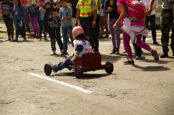 Quito, Ecuador - 06 mei 2017: Een onbekende jongen een houten auto racing in de straten van de stad van Quito — Stockfoto