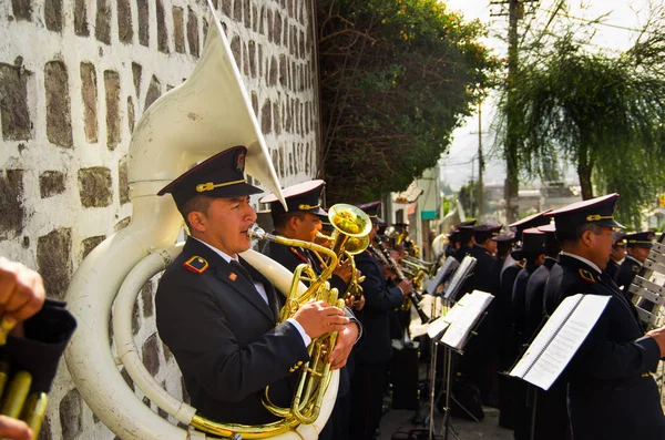 Quito, Ekvator - 06 Mayıs 2017: Bir tanımlanamayan bir grup insan bir sokakta gerçekleştirme