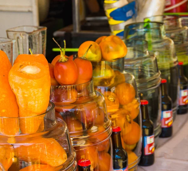 新鮮な果物やサンデー マーケットにガラスの瓶の中の野菜 — ストック写真
