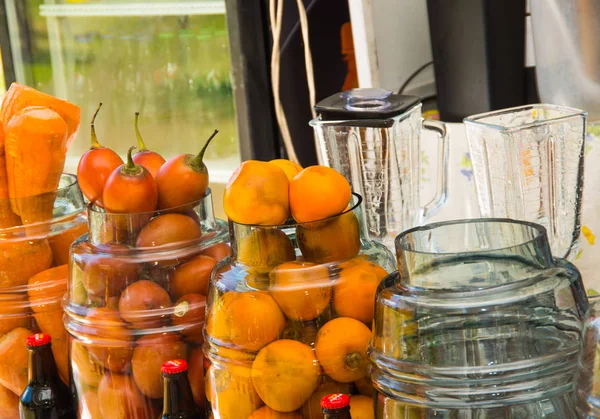 Свежие фрукты и овощи в стеклянной банке на воскресном рынке — стоковое фото