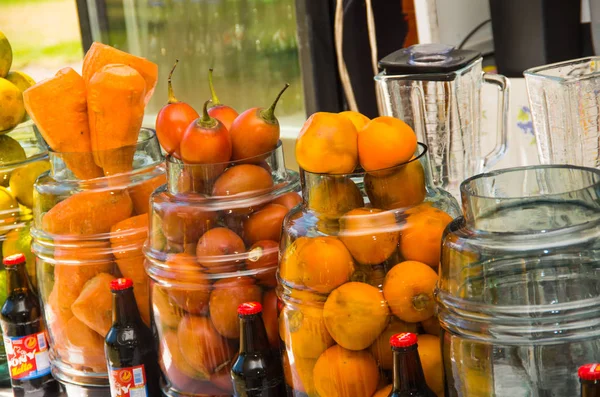 Frisches Obst und Gemüse im Glas auf dem Sonntagsmarkt — Stockfoto